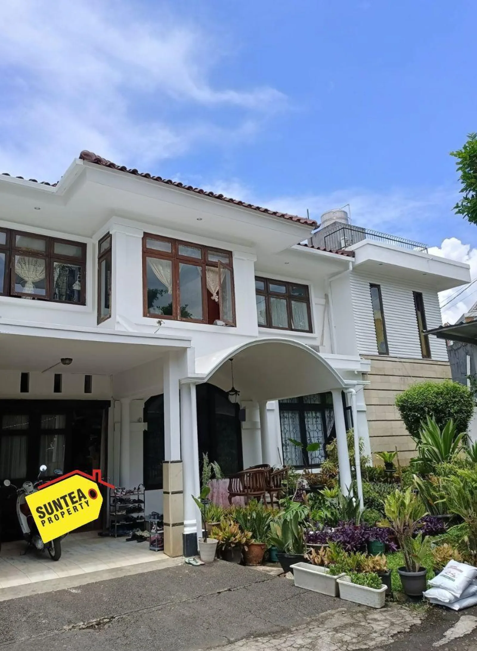 Rumah Dijual di Bintaro Sektor 9, Rumah Luas dengan Taman dan Kolam Ikan SHM